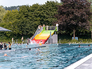 Das Bild zeigt das Freibad des Vitelliusbads Wittlich mit einer kleinen Rutsche.