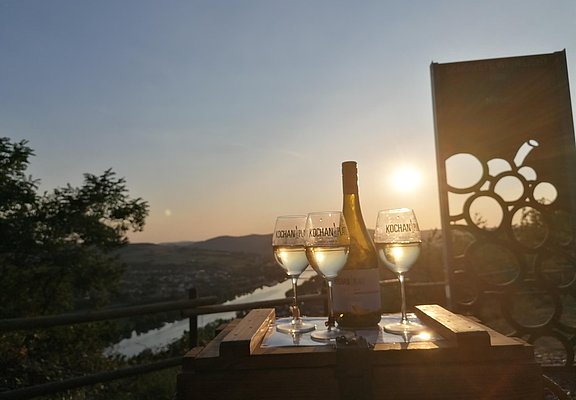 Weinprobe in der Abenddämmerung
