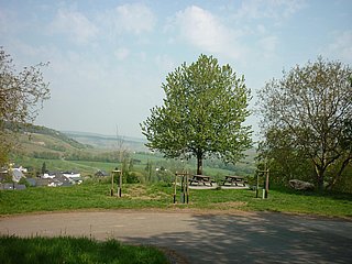 Rastplatz oberhalb von Burgen